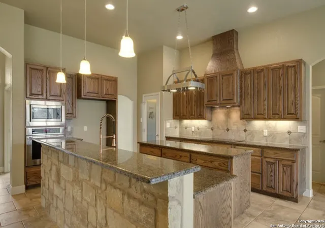 Photo 4 of Sale Pending at 121 E Ashton, Floresville, TX 78114 | MLS# 1868226 | Listing updated on 2026-02-01