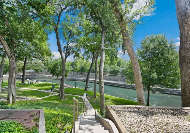 3rd image of 365 S Gilbert, New Braunfels, TX 78130