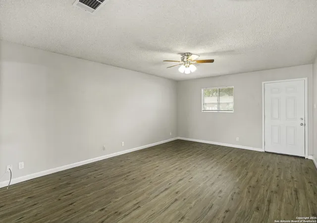 Listing Photo 4 - Condo for sale in building located at 801 High Mdw, Pleasanton, TX 78064