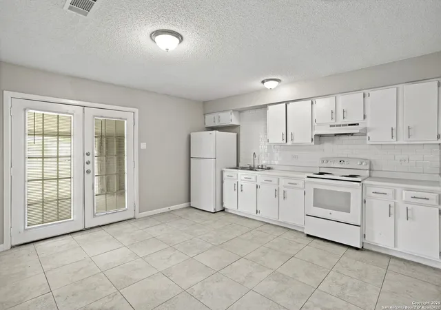 Listing Photo 5 - Condo for sale in building located at 801 High Mdw, Pleasanton, TX 78064