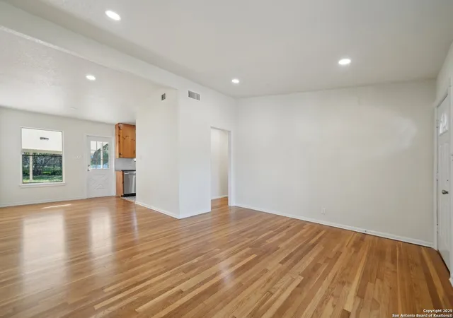 Photo 4 of Single family home for sale at 407 Haverford Dr, San Antonio, TX 78217 | MLS# 1868818 | Listing updated on 2026-06-10