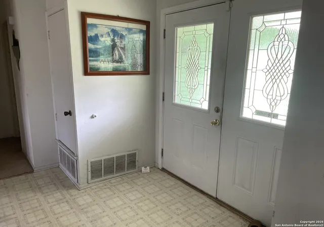 Photo 4 of Single family home for sale at 6823 S Whitland, San Antonio, TX 78239 | MLS# 1869081 | Listing updated on 2025-08-01
