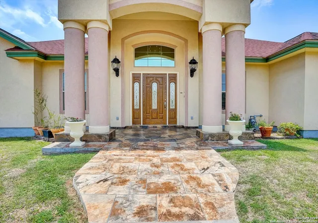 Photo 2 of Single family home for sale at 427 4th, Floresville, TX 78114 | MLS# 1869108 | Listing updated on 2026-04-13