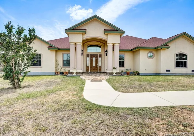 Photo 1 of Single family home for sale at 427 4th, Floresville, TX 78114 | MLS# 1869108 | Listing updated on 2026-04-13