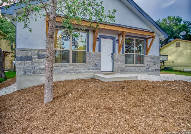 Photo 3 of Sale Pending at 1547 Bonnyview Dr, Canyon Lake, TX 78133 | MLS# 1869443 | Listing updated on 2026-08-15
