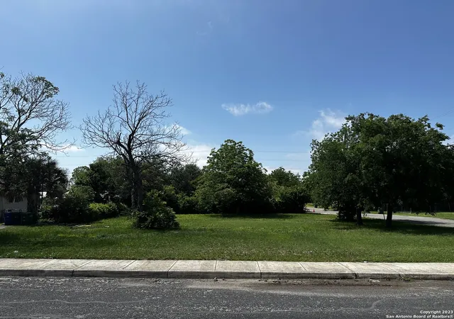 Photo 2 of Sale Pending at 202 Essex St, San Antonio, TX 78210 | MLS# 1869569 | Listing updated on 2025-08-29