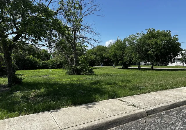 Photo 3 of Sale Pending at 202 Essex St, San Antonio, TX 78210 | MLS# 1869569 | Listing updated on 2025-08-29