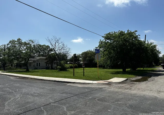 Photo 3 of Sale Pending at 202 Essex St, San Antonio, TX 78210 | MLS# 1869569 | Listing updated on 2025-08-29