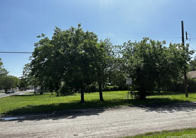 Photo 4 of Sale Pending at 202 Essex St, San Antonio, TX 78210 | MLS# 1869569 | Listing updated on 2025-08-29