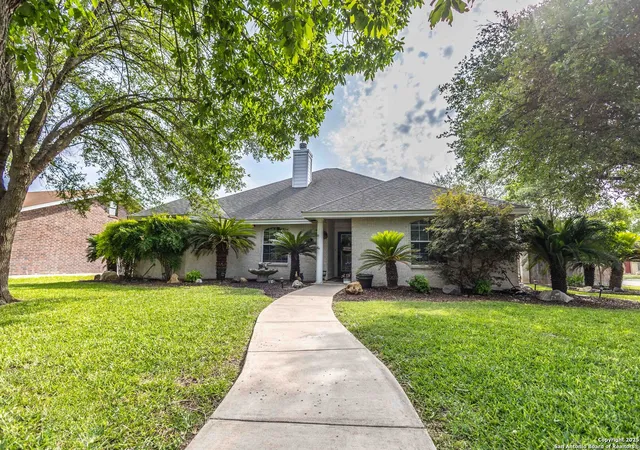 Photo 3 of Single family home for sale at 633 Sunrise Ave, Uvalde, TX 78801 | MLS# 1869671 | Listing updated on 2025-12-16