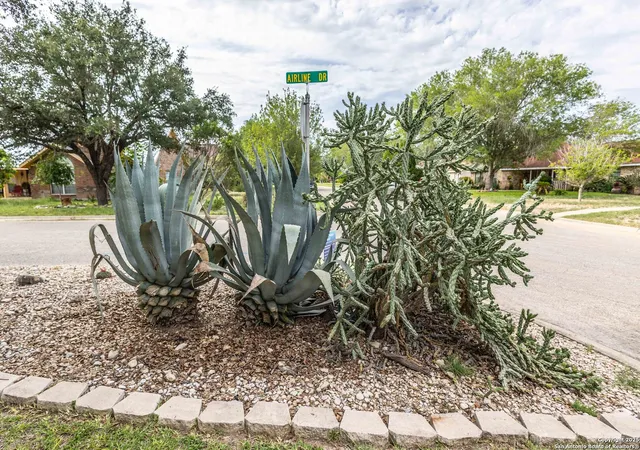 Photo 4 of Single family home for sale at 633 Sunrise Ave, Uvalde, TX 78801 | MLS# 1869671 | Listing updated on 2025-12-16