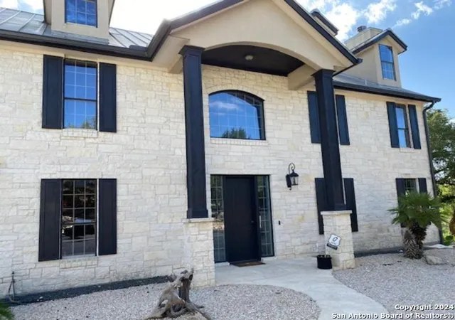 Photo 1 of Single family home for sale at 587 Oak Shores, Canyon Lake, TX 78133 | MLS# 1870276 | Listing updated on 2025-09-05