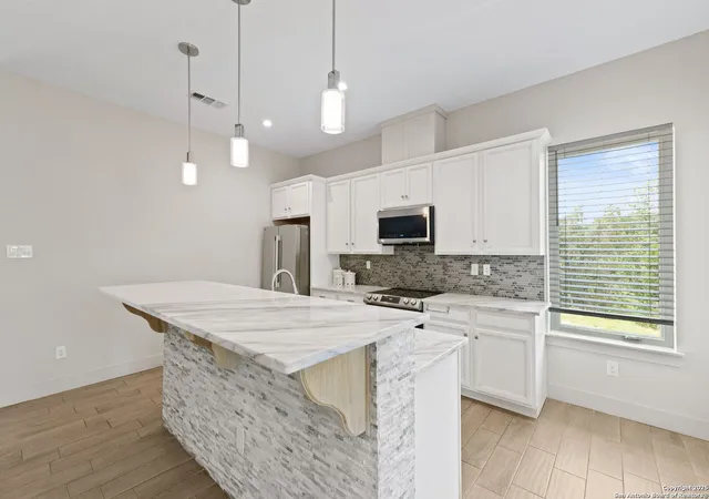 Photo 2 of Single family home for sale at 757 Canyon, Canyon Lake, TX 78133 | MLS# 1870597 | Listing updated on 2025-07-17