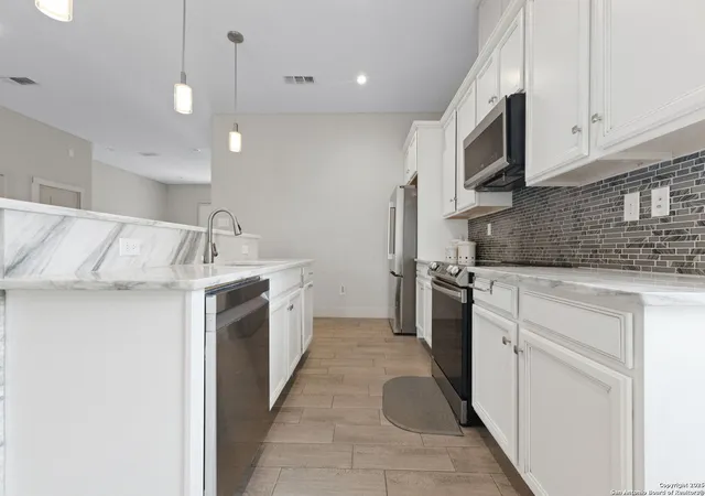 Photo 2 of Single family home for sale at 757 Canyon, Canyon Lake, TX 78133 | MLS# 1870597 | Listing updated on 2025-07-17