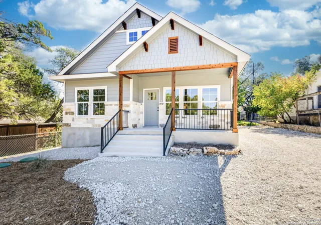 Photo 4 of Sale Pending at 1420 Canyon Bnd, Canyon Lake, TX 78133 | MLS# 1870670 | Listing updated on 2026-01-26