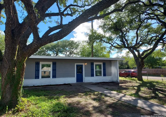 Photo 2 of Single family home for sale at 811 N Archer, Beeville, TX 78102 | MLS# 1870892 | Listing updated on 2026-01-23