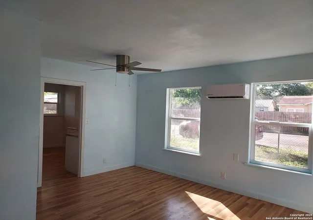 Photo 3 of Single family home for sale at 811 N Archer, Beeville, TX 78102 | MLS# 1870892 | Listing updated on 2026-01-23