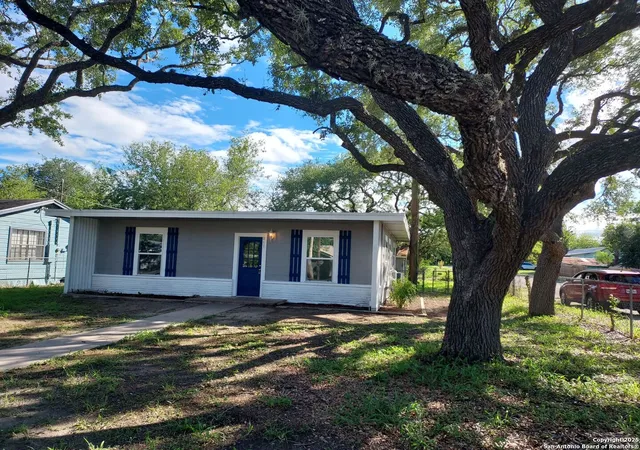 Photo 1 of Single family home for sale at 811 N Archer, Beeville, TX 78102 | MLS# 1870892 | Listing updated on 2026-01-23
