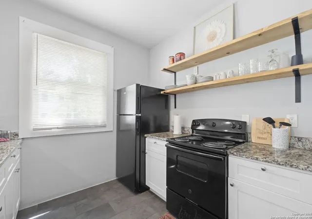 Photo 3 of Sale Pending at 402 E Dewey, San Antonio, TX 78212 | MLS# 1870958 | Listing updated on 2025-10-10