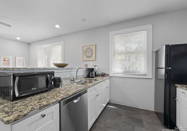 Photo 3 of Sale Pending at 402 E Dewey, San Antonio, TX 78212 | MLS# 1870958 | Listing updated on 2025-10-10