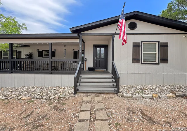 4th image of 823 Trail Crest, Canyon Lake, TX 78133 | MLS# 1871121