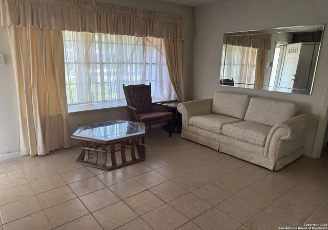 Photo 3 of Sale Pending at 254 W Greenway Ave, San Antonio, TX 78226 | MLS# 1871162 | Listing updated on 2025-11-14