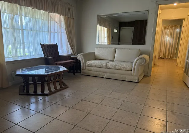 Photo 4 of Sale Pending at 254 W Greenway Ave, San Antonio, TX 78226 | MLS# 1871162 | Listing updated on 2025-11-14