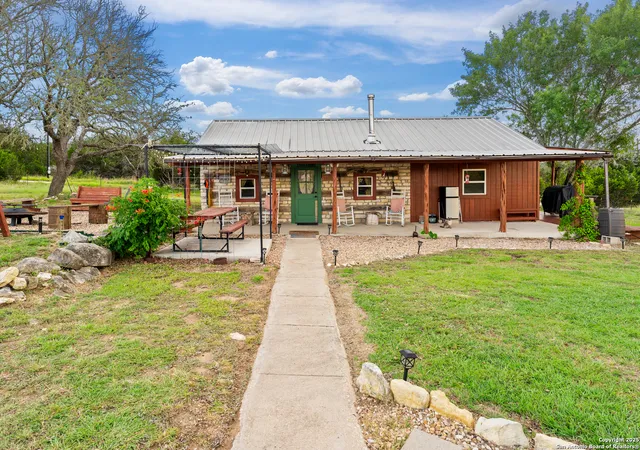 Photo 3 of Single family home for sale at 5996 Ranch Road 1376, Fredericksburg, TX 78624 | MLS# 1871321 | Listing updated on 2026-01-26