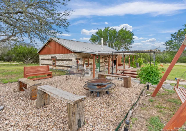 Photo 3 of Single family home for sale at 5996 Ranch Road 1376, Fredericksburg, TX 78624 | MLS# 1871321 | Listing updated on 2026-01-26
