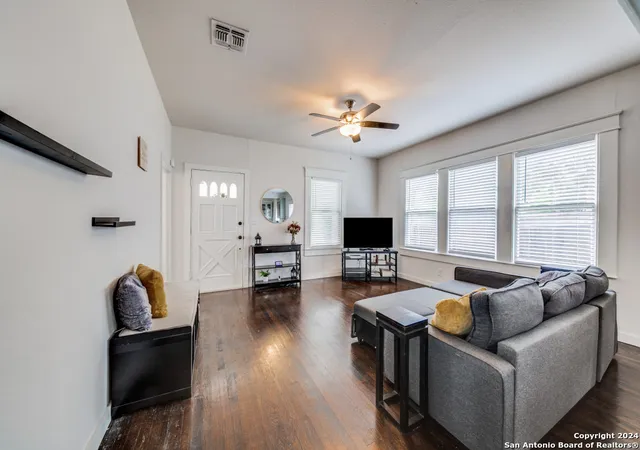 Photo 3 of Single family home for sale at 901 W Woodlawn Ave, San Antonio, TX 78201 | MLS# 1871343 | Listing updated on 2025-08-22