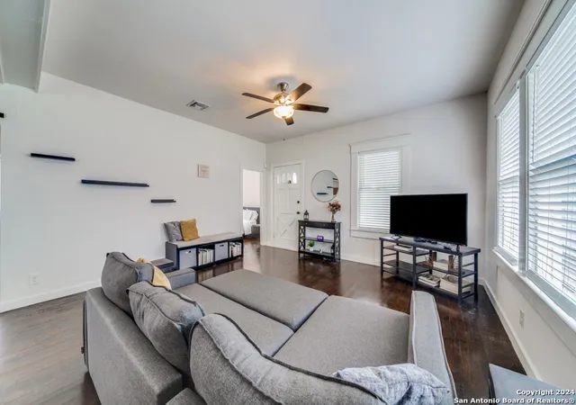 Photo 3 of Single family home for sale at 901 W Woodlawn Ave, San Antonio, TX 78201 | MLS# 1871343 | Listing updated on 2025-08-22