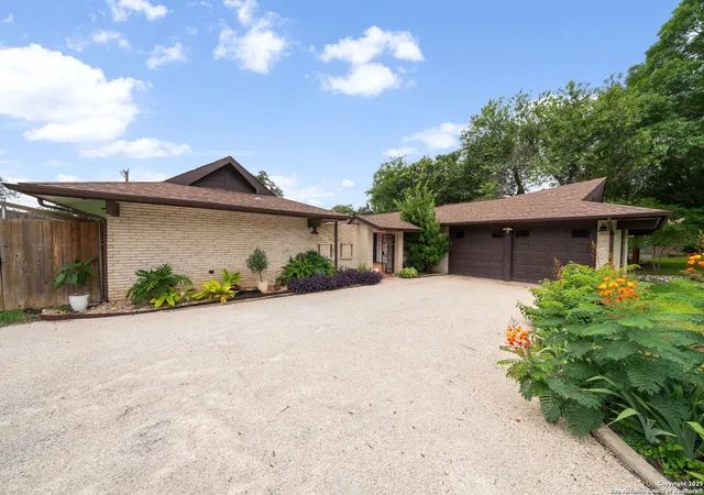 Photo 2 of Sale Pending at 918 Mount Rainier, San Antonio, TX 78213 | MLS# 1871515 | Listing updated on 2025-10-23