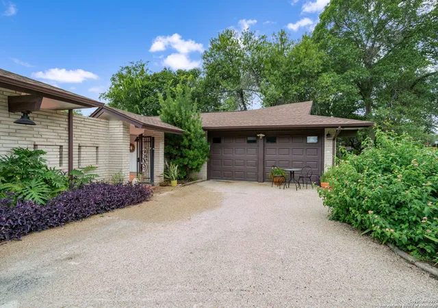 Photo 3 of Sale Pending at 918 Mount Rainier, San Antonio, TX 78213 | MLS# 1871515 | Listing updated on 2025-10-23