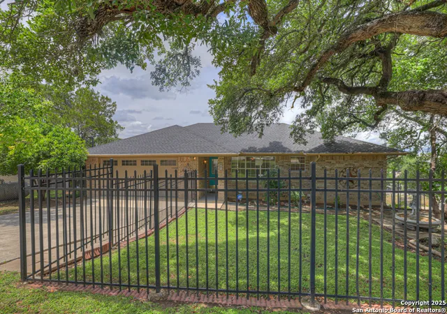 Photo 4 of Single family home for sale at 821 Lakeview, Canyon Lake, TX 78133 | MLS# 1871727 | Listing updated on 2025-11-14