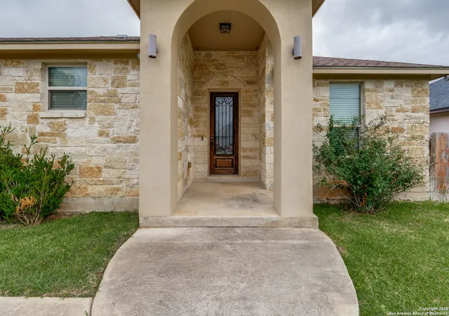 Photo 3 of Sale Pending at 712 Crestview, Floresville, TX 78114 | MLS# 1872069 | Listing updated on 2025-12-06