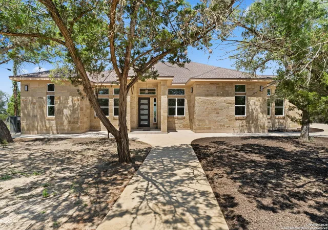 Photo 1 of Single family home for sale at 1424 Cattail Dr, Canyon Lake, TX 78133 | MLS# 1872228 | Listing updated on 2026-08-28