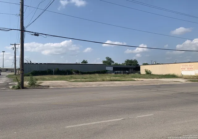 2nd image of 124 W Kingsbury, Seguin, TX 78155 | MLS# 1873193