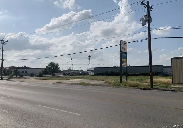 3rd image of 124 W Kingsbury, Seguin, TX 78155 | MLS# 1873193