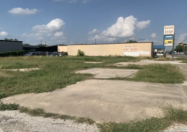 4th image of 124 W Kingsbury, Seguin, TX 78155 | MLS# 1873193