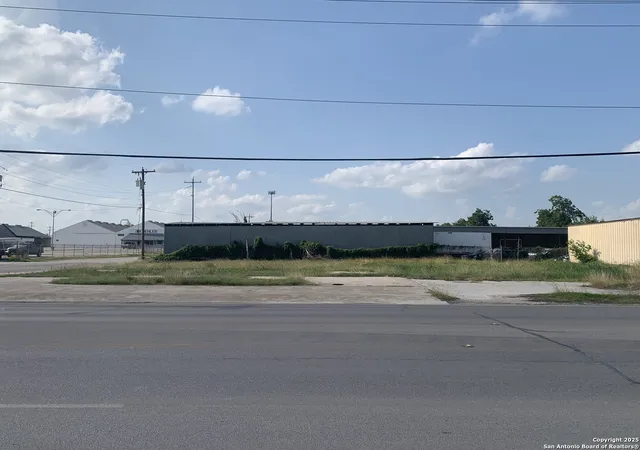 1st image of 124 W Kingsbury, Seguin, TX 78155 | MLS# 1873193