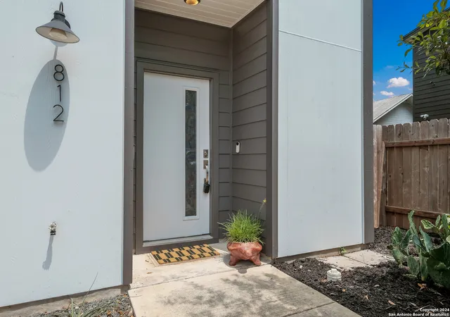 Photo 3 of Sale Pending at 812 N Gevers St, San Antonio, TX 78202 | MLS# 1873272 | Listing updated on 2025-09-13