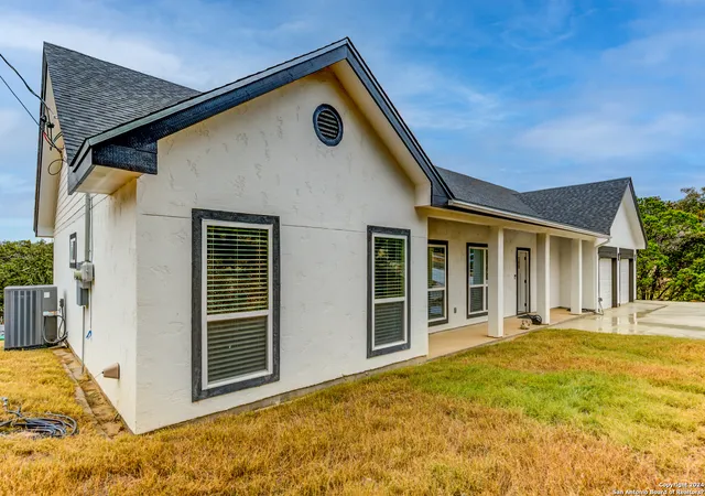 Photo 3 of Single family home for sale at 524 Flaman, Canyon Lake, TX 78133 | MLS# 1873372 | Listing updated on 2025-10-16