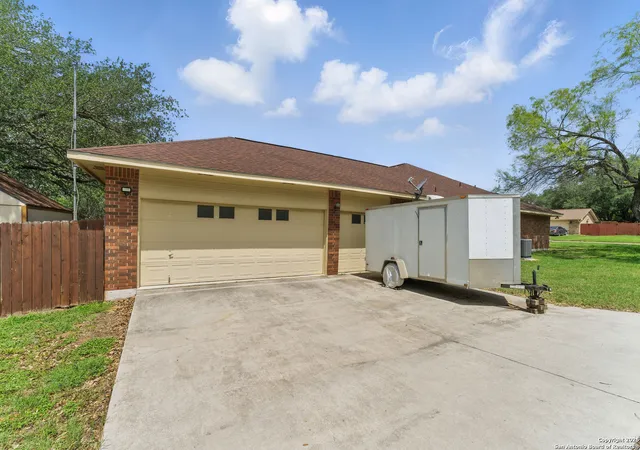 Photo 4 of Sale Pending at 1233 Oakcrest, Pleasanton, TX 78064 | MLS# 1873421 | Listing updated on 2025-10-20