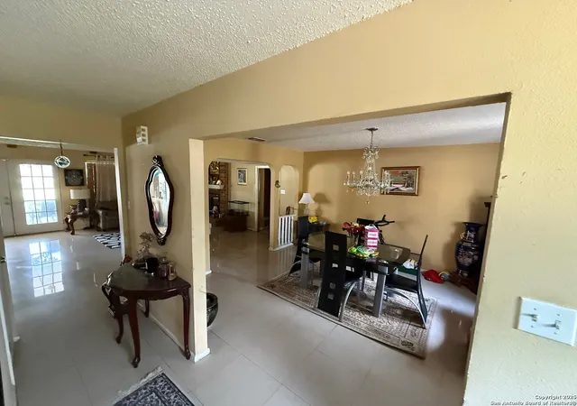 Photo 4 of Single family home for sale at 6847 Pembroke Rd, San Antonio, TX 78240 | MLS# 1873467 | Listing updated on 2025-11-10