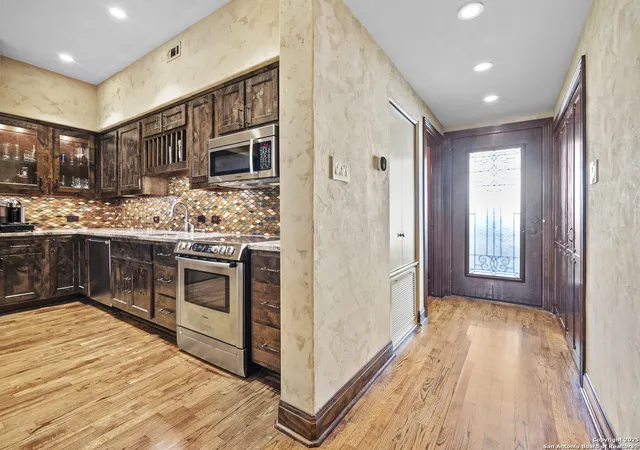 Photo 3 of Condo for sale at 1022 Navarro St #404, San Antonio, TX 78205 | MLS# 1873858 | Listing updated on 2025-09-20