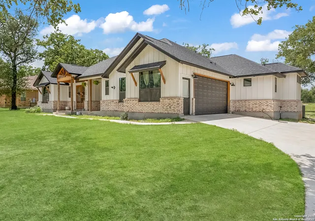 Photo 3 of Single family home for sale at 156 Cibolo Ridge, La Vernia, TX 78121 | MLS# 1873939 | Listing updated on 2025-12-20