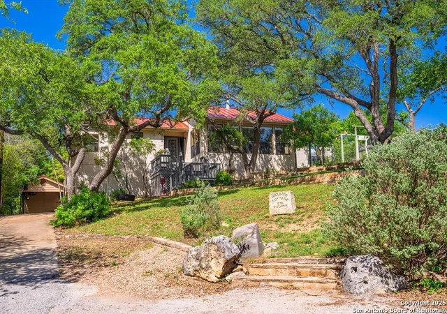 Photo 1 of Single family home for sale at 818 Bulwer, Kerrville, TX 78028 | MLS# 1874031 | Listing updated on 2025-12-23