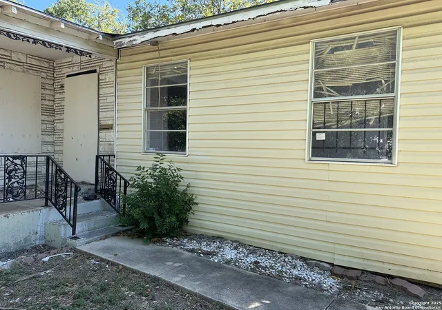 Photo 2 of Sale Pending at 1801 Center, San Antonio, TX 78202 | MLS# 1874230 | Listing updated on 2025-12-10