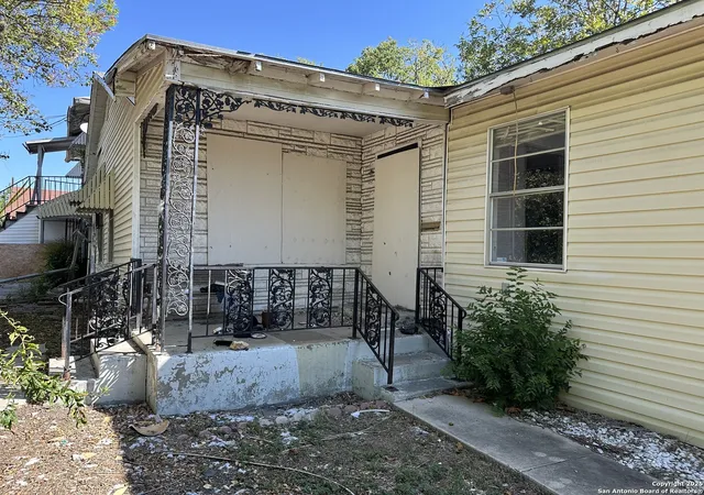 Photo 3 of Sale Pending at 1801 Center, San Antonio, TX 78202 | MLS# 1874230 | Listing updated on 2025-12-10