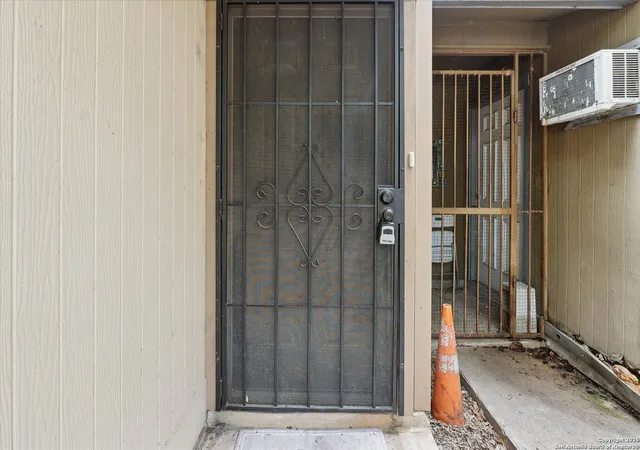 Photo 3 of Single family home for sale at 6839 Neston Dr, San Antonio, TX 78239 | MLS# 1874275 | Listing updated on 2026-01-13